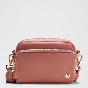 Lululemon Everywhere Crossbody Bag 2L
Metal Hardware- Spiced Chai/Rose Gold